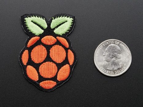 Ruhára vasalható Raspberry PI jelvény