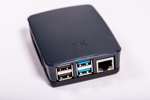 Hivatalos Raspberry PI 4 / 2GB csomag - aktív hűtéssel , 32GB sd, szürke / fekete